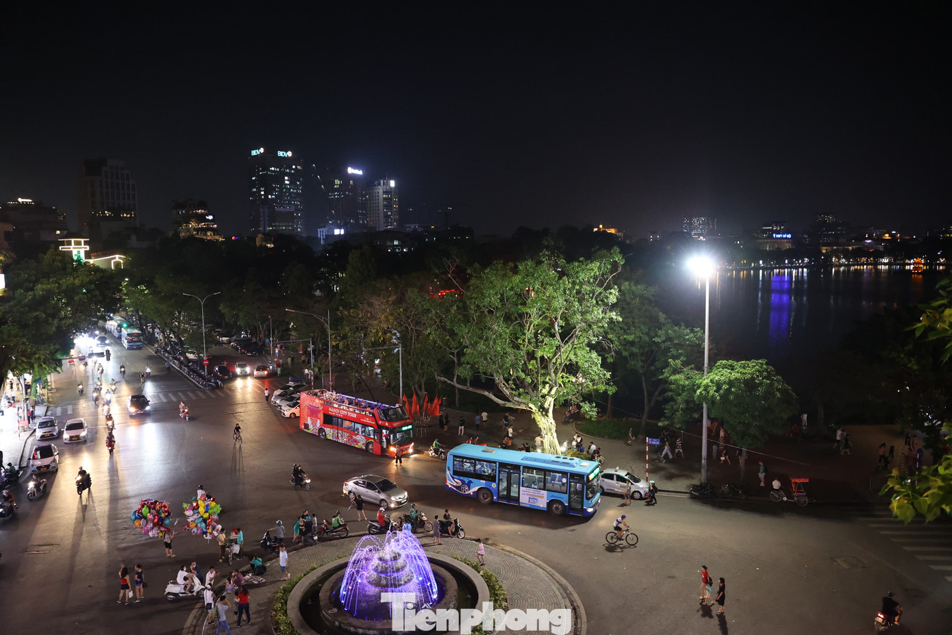 Những ngày trước đây, Hồ Gươm là khu vực trung tâm của thủ đô nên thường xuyên được ưu tiên chiếu sáng đèn.