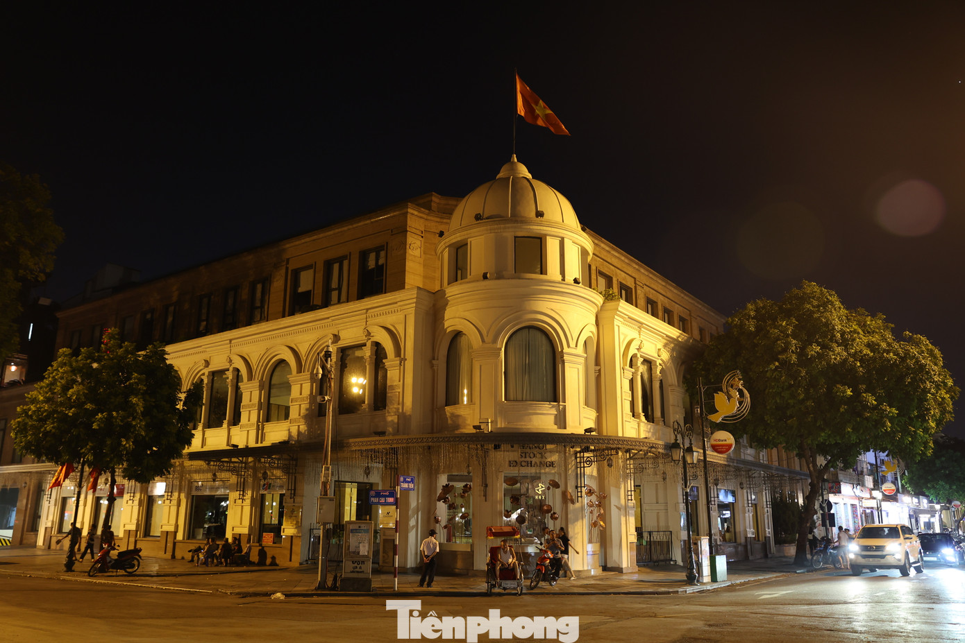 Sở giao dịch chứng khoán Hà Nội đối diện nhà hát Lớn vào thời điểm 20h cũng được tắt hết thiết bị điện.