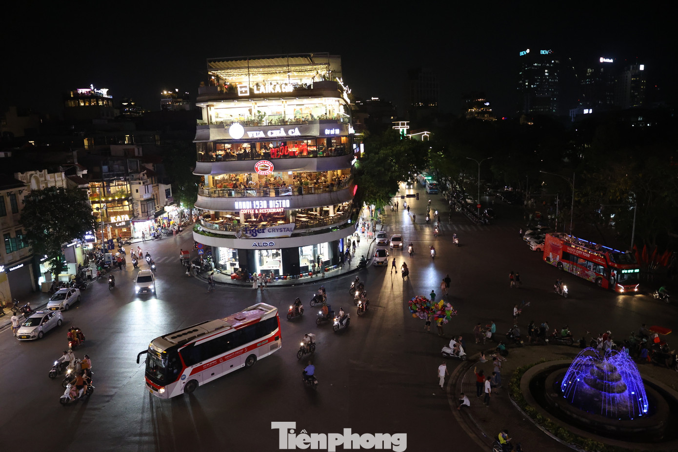 Khu vực Hồ Gươm lúc 19h40 ngày 5/6 - hệ thống chiếu sáng công cộng, biển quảng cáo... bị cắt giảm.