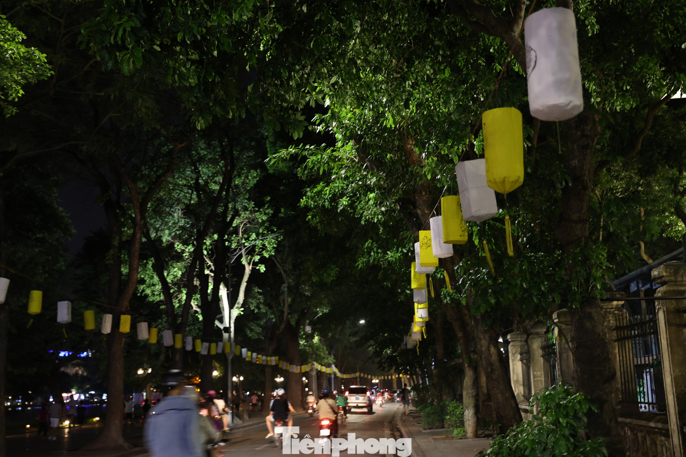 Phố Lý Thái Tổ hàng đèn lồng treo dọc phố cũng được tắt để tiết kiệm điện.