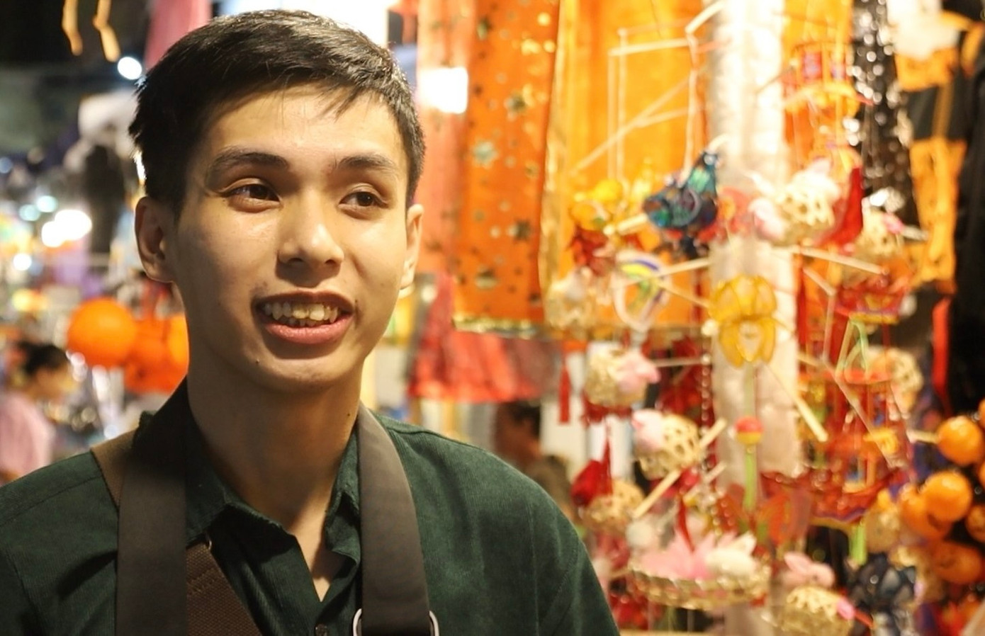 Dịp lễ này nhiều trường học, đặc biệt trường quốc tế, thường tổ chức lễ hội, học sinh thỏa thích sáng tạo các loại trang phục. Bạn Thành Dương ở Cổ Nhuế, Bắc Từ Liêm chia sẻ: "Mình lên đây từ sớm để lựa chọn các đồ trang trí cho lớp, mình bỏ qua những món đồ quá kinh dị, chỉ mua những đồ phù hợp".