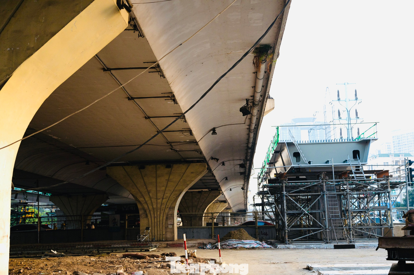 Hiện tại, công tác lao lắp dầm cầu đang được tập trung đẩy nhanh tiến độ và đã lao được 8/18 nhịp.