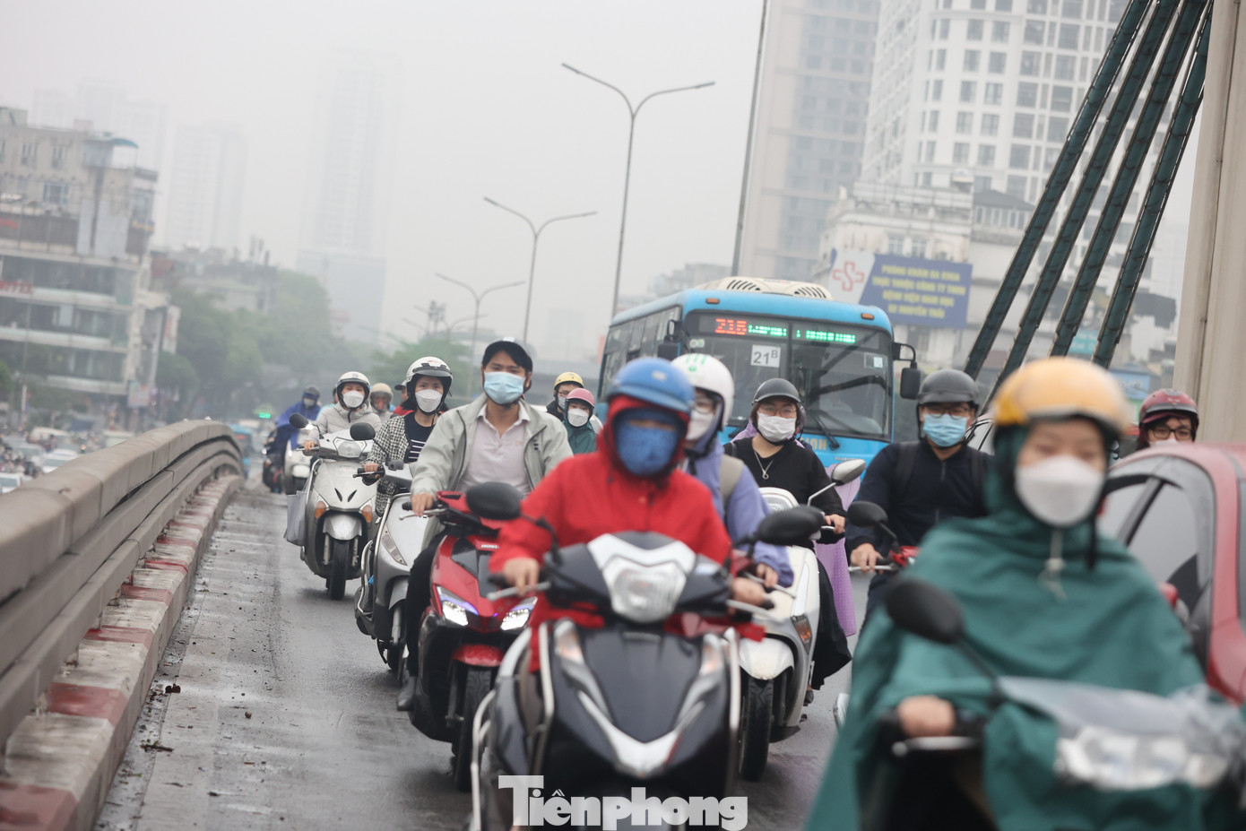 Đường Nguyễn Trãi lúc 7h, lượng phương tiện tăng đột biến hướng từ Hà Đông vào trung tâm Hà Nội.