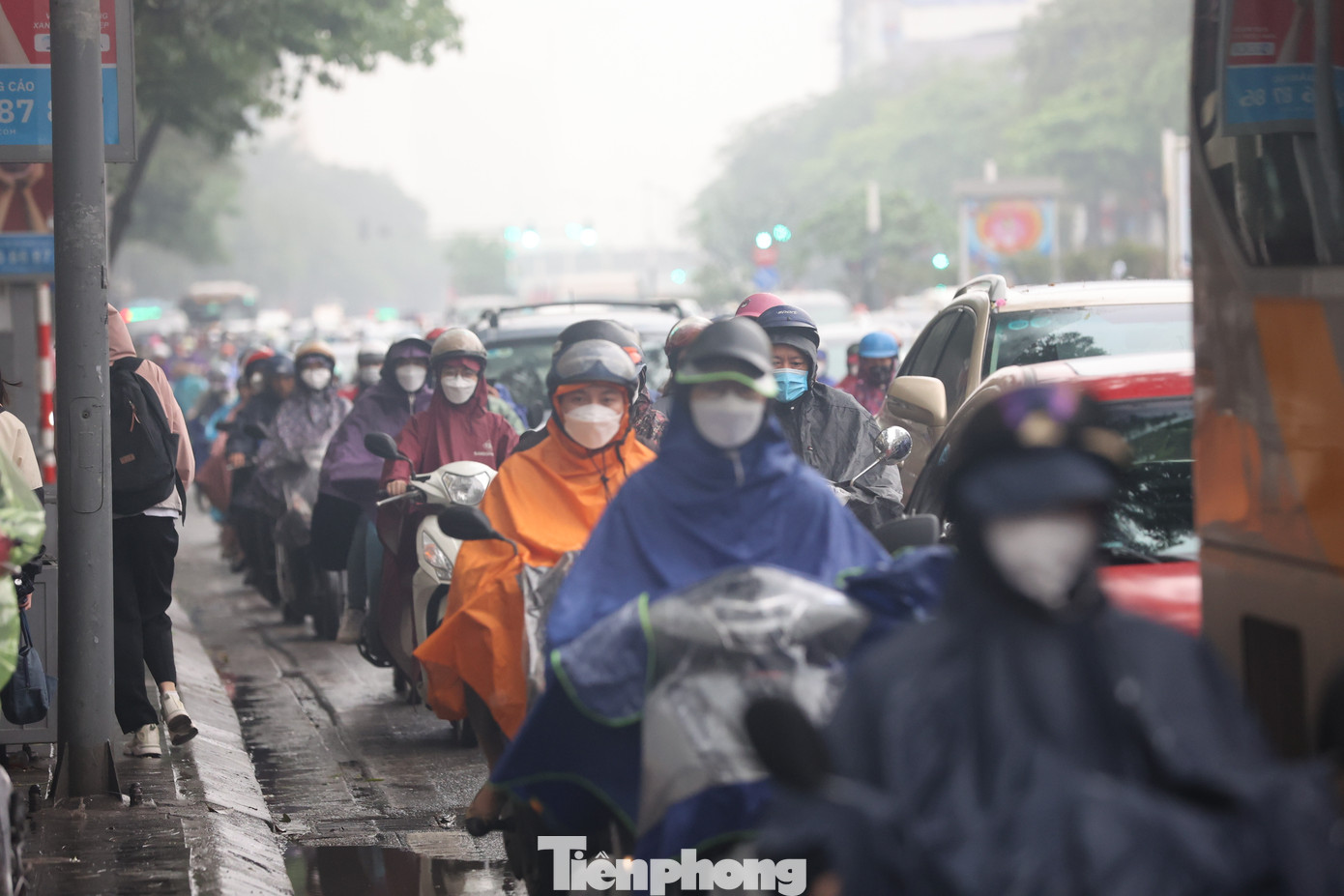 Mặt đường luôn ẩm ướt, khiến người tham gia giao thông đi lại gặp nhiều khó khăn, dễ trơn trượt.