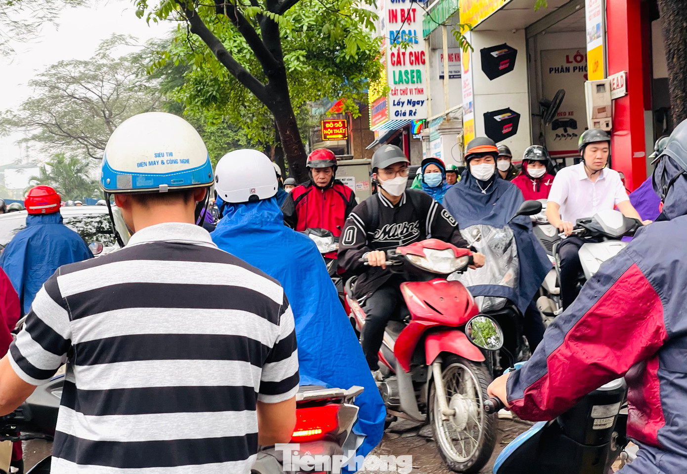 Nhiều phương tiện bất chấp nguy hiểm đi ngược chiều, leo tràn lên chật cứng cả vỉa hè để di chuyển tại phố Nguyễn Ngọc Vũ vào thời điểm 8h.