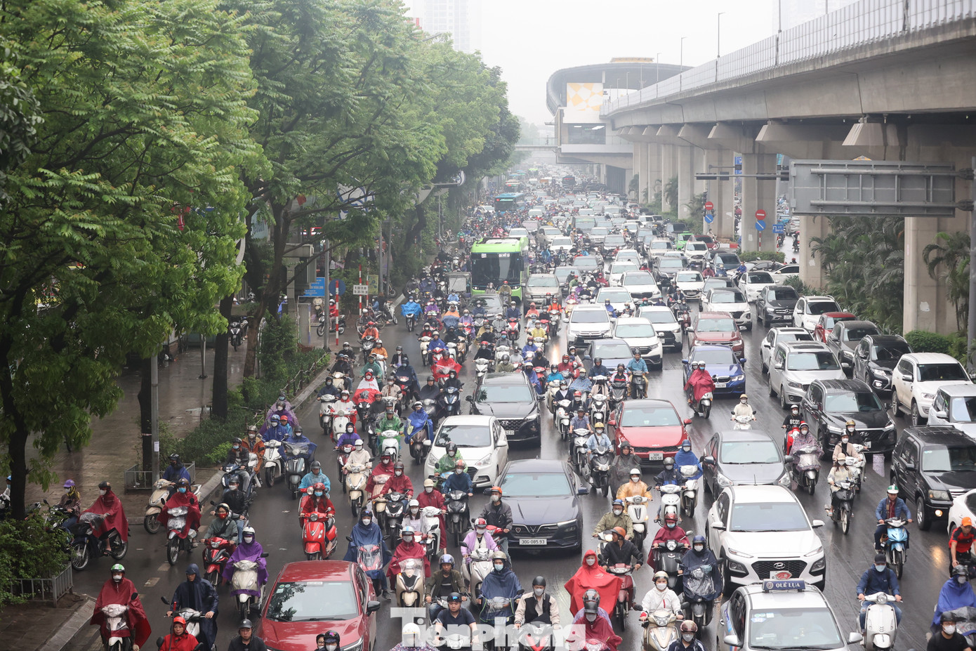 Hơn 8h, trục đường Nguyễn Trãi vẫn ùn ứ kéo dài, lượng phương tiện tăng đột biến theo hướng từ Hà Đông vào trung tâm Hà Nội.