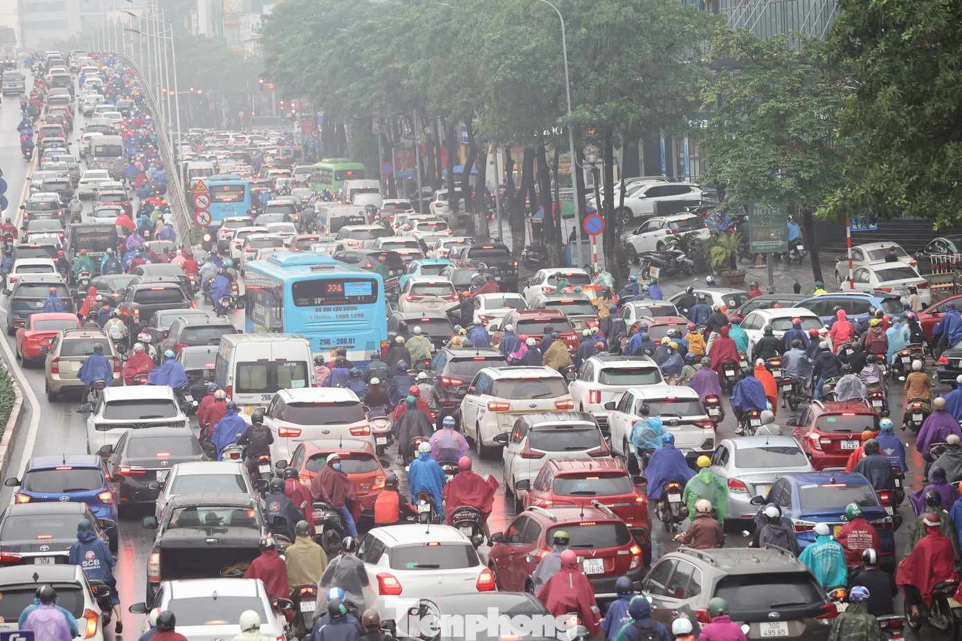 7h30 ngày 12/4, các phương tiện lưu thông trên đường Trần Duy Hưng (quận Cầu Giấy) bị kẹt cứng, khó khăn trong việc di chuyển ngay từ sáng sớm.