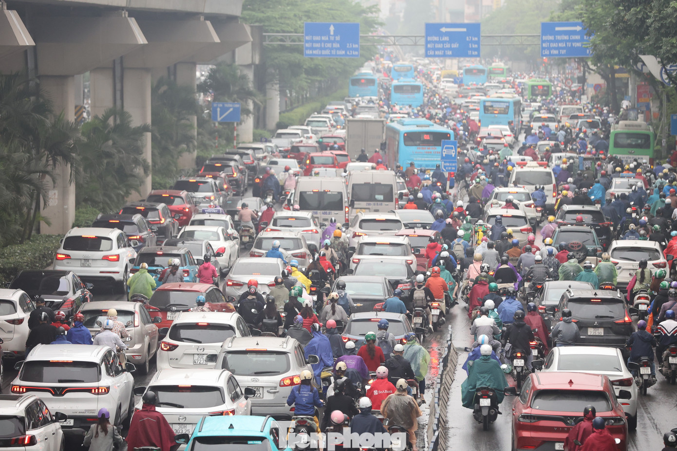 Tại trục đường Nguyễn Trãi, thời điểm hơn 8h sáng, giao thông vẫn rối loạn, ùn ứ.