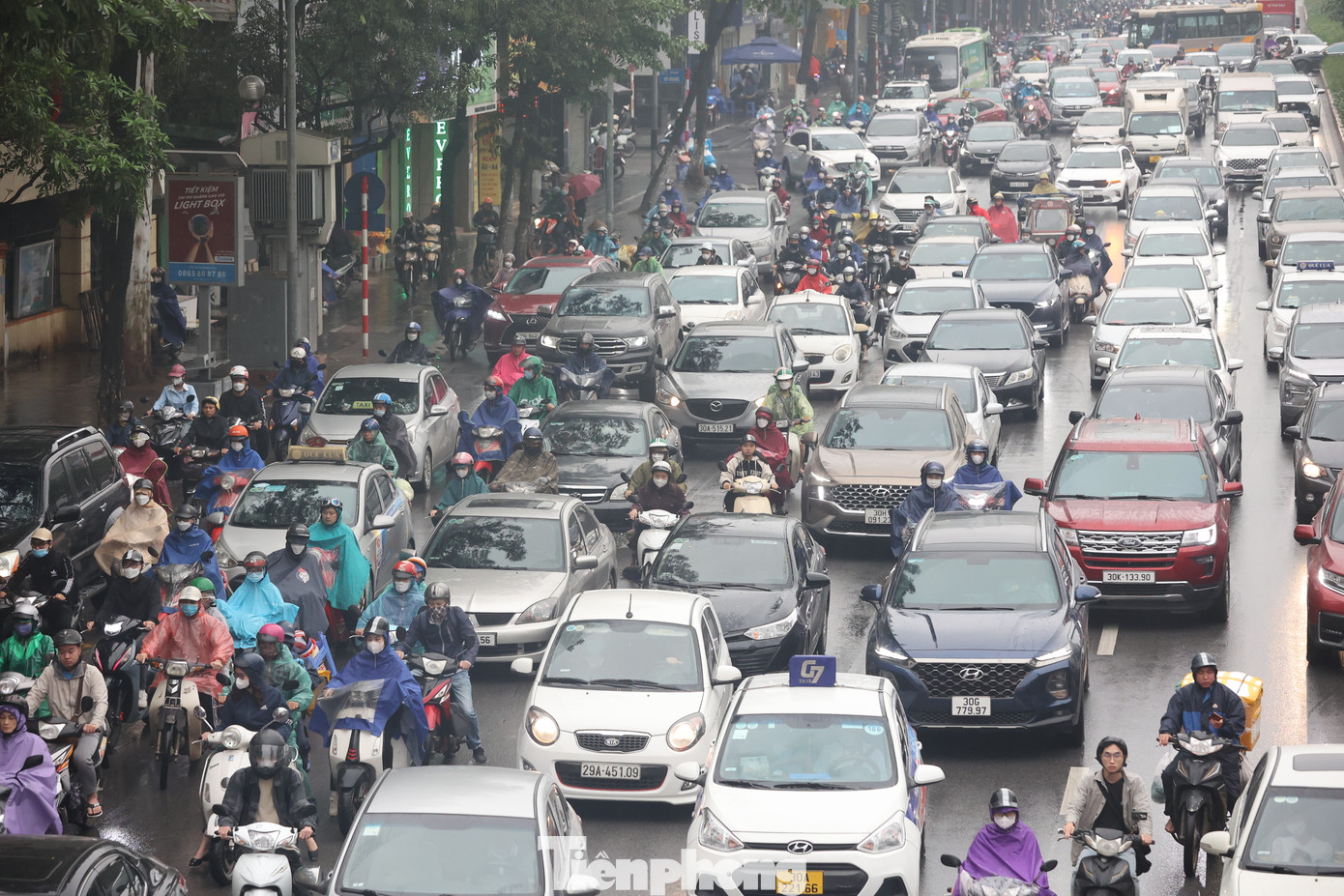 Lòng đường chật cứng các phương tiện di chuyển, ôtô đi thành nhiều hàng, vỉa hè chật kín xe máy.