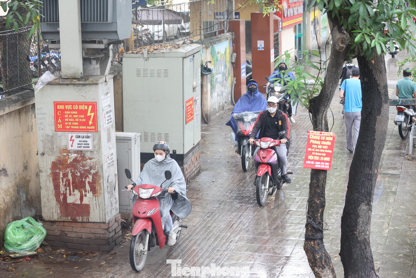 Nhiều người dân tràn cả lên vỉa hè để di chuyển được nhanh hơn bất chấp nguy hiểm.