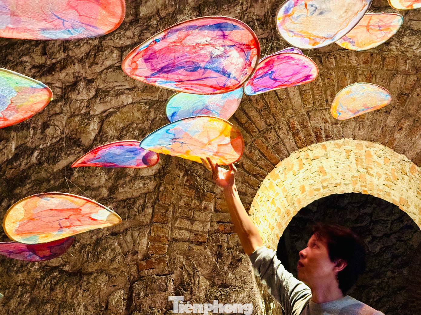 Họa sĩ Nguyễn Đức Phương cho biết: "Vật liệu hoàn toàn làm từ đồ tái chế, con đường gỗ này có thể nhấc ra/đưa vào dễ dàng, không cần bắt vít nên không gây ảnh hưởng đến cấu trúc của bốt Hàng Đậu".