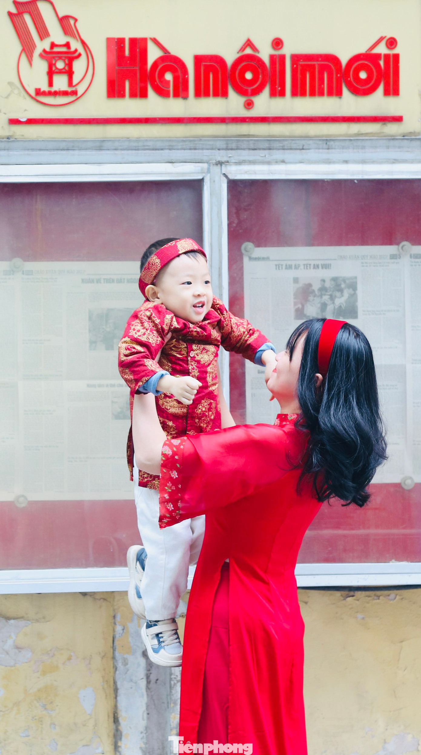 Những em nhỏ cũng theo gia đình xúng xính trong tà áo dài truyền thống tạo dáng chụp ảnh đón Tết.