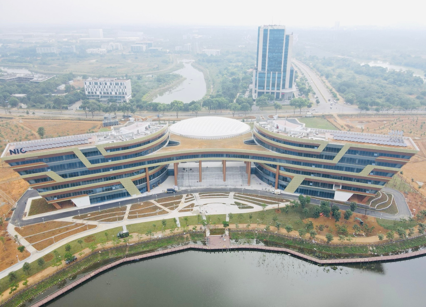 Với quy mô lớn, trang thiết bị tiên tiến cùng không gian làm việc, nghiên cứu và phát triển (R&D) hiện đại và thân thiện, một trong những điểm nhấn của NIC Hòa Lạc là không gian kết nối, tạo điều kiện thuận lợi cho việc tổ chức các hoạt động đổi mới sáng tạo, hội thảo, diễn đàn và sự giao lưu kết nối giữa các doanh nghiệp, nhà nghiên cứu và chuyên gia trong và ngoài nước, đẩy mạnh các hoạt động R&D, chuyển giao công nghệ…