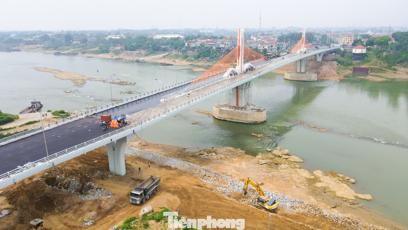 Cầu có chiều dài hơn 509m, trong đó cầu chính dài khoảng 290m, cầu dẫn phía tỉnh Phú Thọ dài 70,75m, cầu dẫn phía tỉnh Vĩnh Phúc dài khoảng 148,8m.
