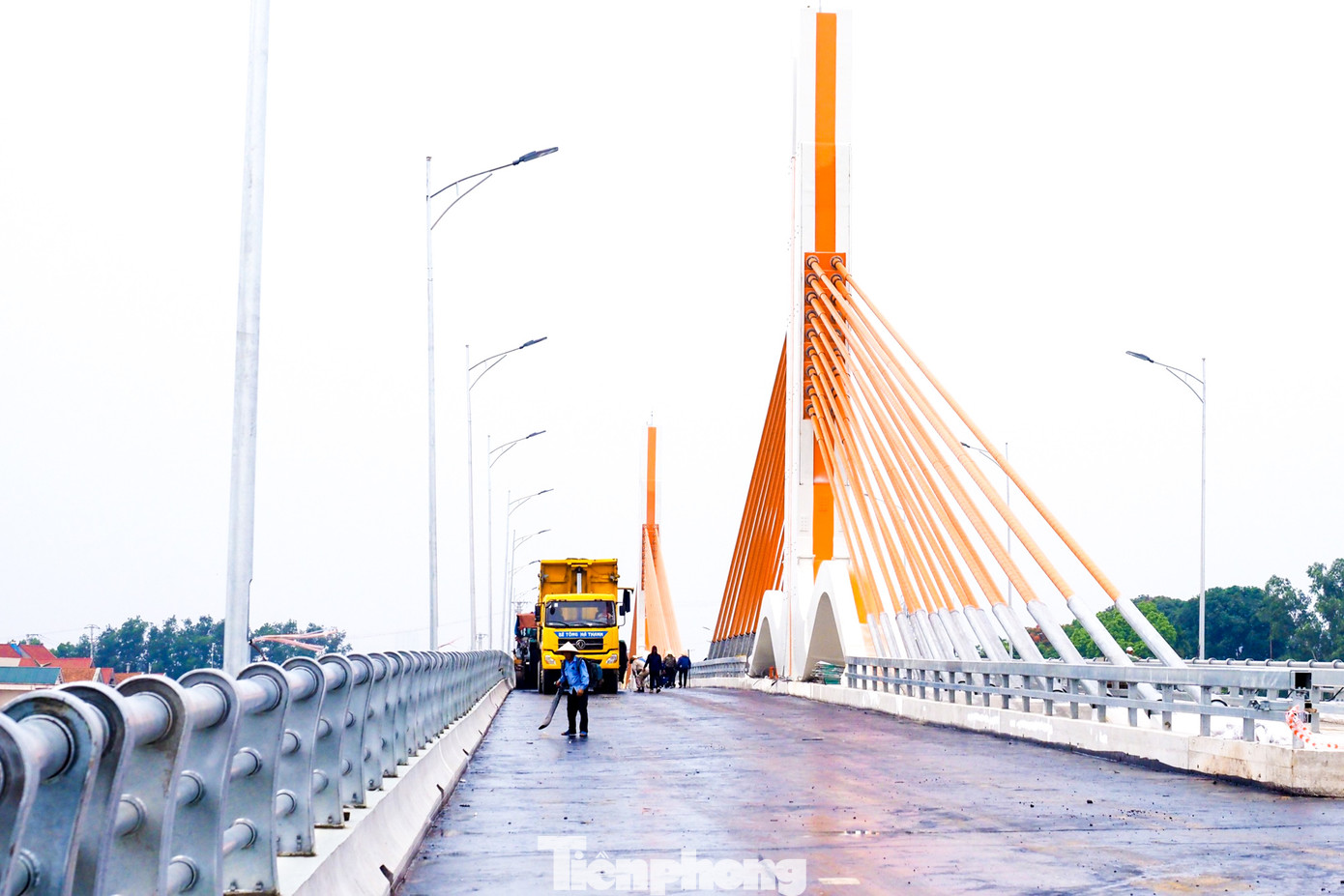 Đến nay, sau 16 tháng thi công, công trình đã đạt trên 90% khối lượng; đặc biệt hoàn thành hạng mục cọc, bệ trụ T3 và T4 dưới sông, chính thức hợp long vào ngày 13/4/2023, đảm bảo tiến độ trước mùa mưa bão theo kế hoạch.