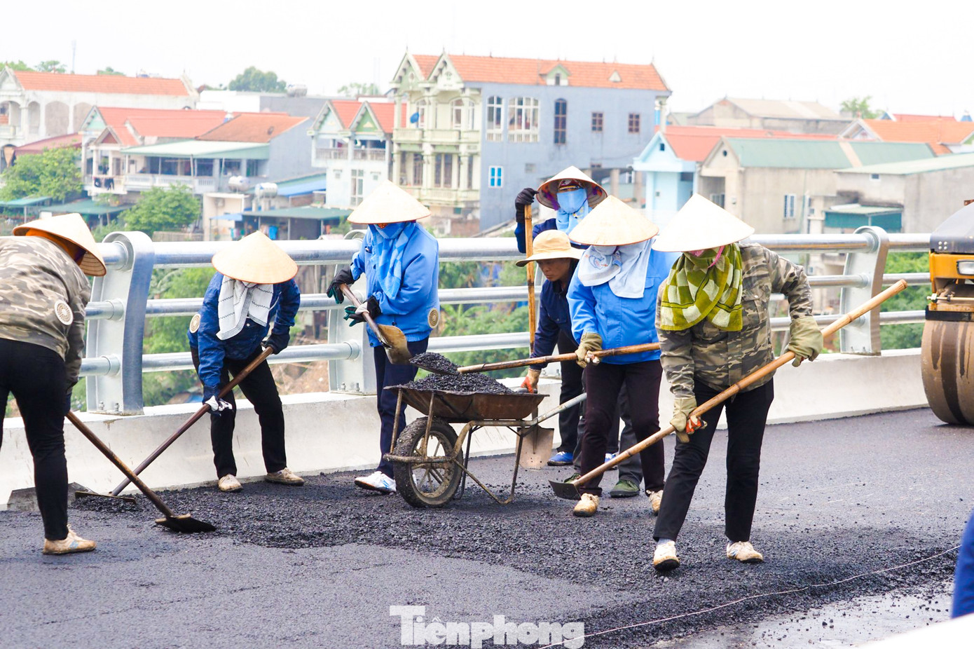 Hiện tại trên công trường, các nhà thầu cũng như công nhân đang hối hả đẩy nhanh tiến độ để dự kiến sẽ đưa vào khai thác sử dụng vào cuối tháng 6/2023.