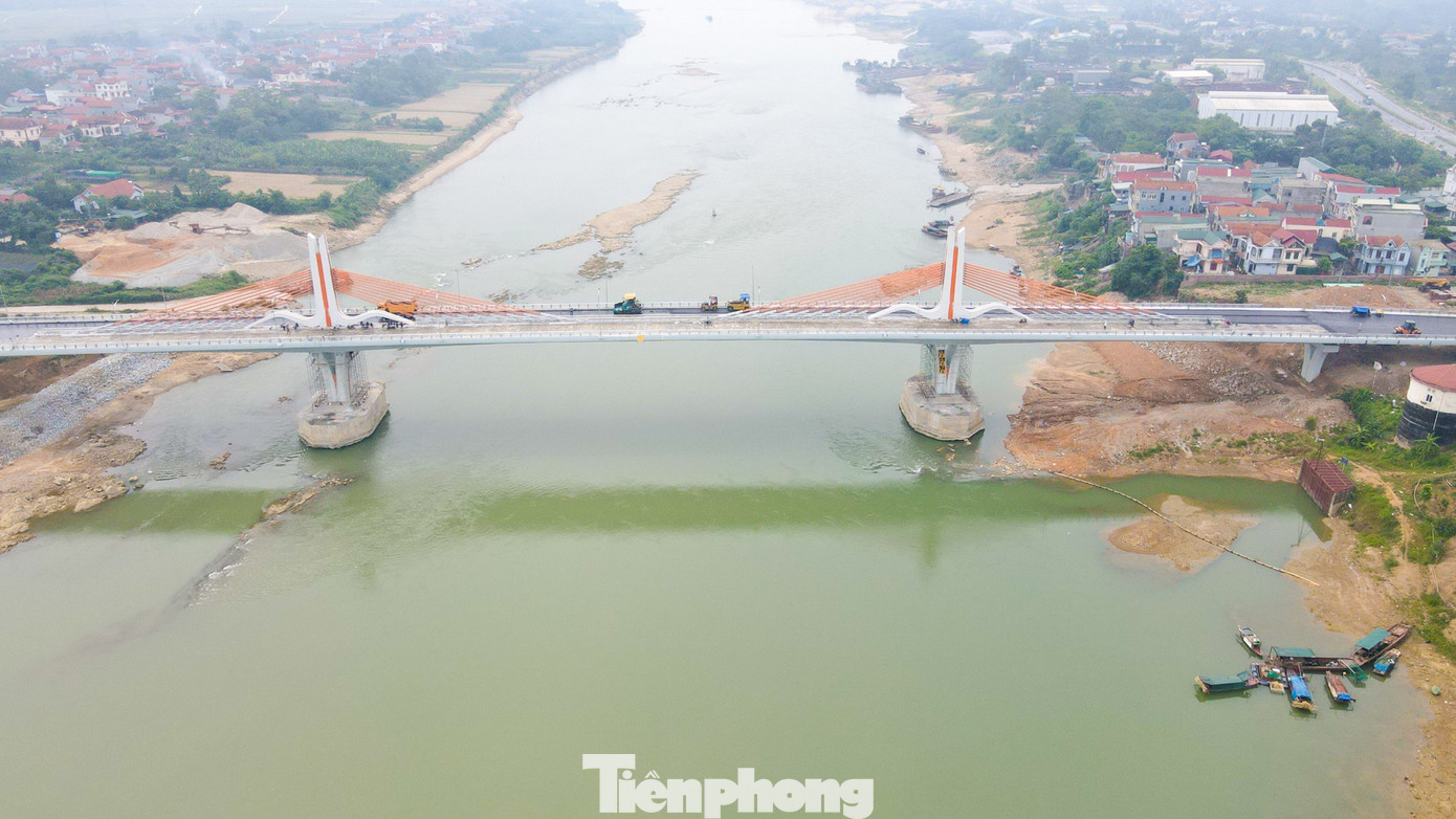 Công trình cầu Vĩnh Phú chính thức được khởi công xây dựng vào tháng 12/2021, có tổng mức đầu tư hơn 540 tỷ đồng.