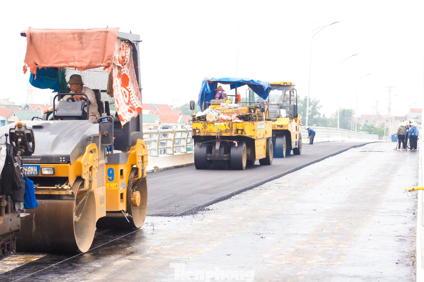 Nhịp cầu chính được đổ theo công nghệ dầm đúc hẫng, thiết kế với 4 làn xe cơ giới. Khoảng cách giữa 2 nhịp chính của cầu chỉ còn khoảng vài chục mét.