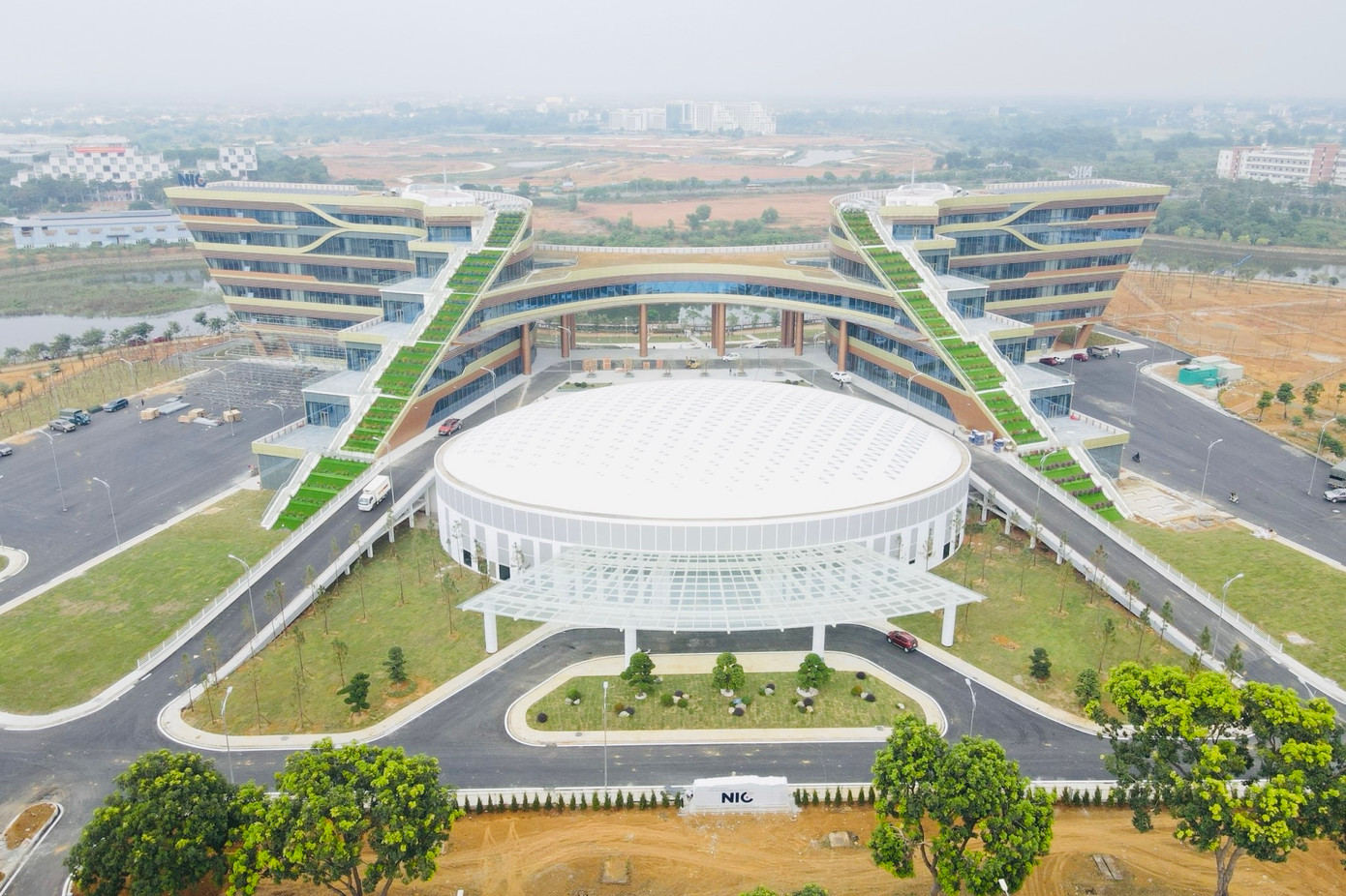 Tổng diện tích sàn gần 20.000 m2, ba khối nhà đã hình thành gồm 2 khối nhà làm việc và 1 khối nhà trung tâm hội nghị quốc tế đã sẵn sàng đưa vào vận hành, khai thác.