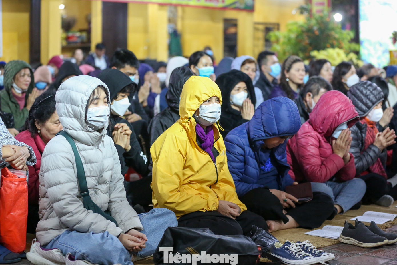 Thời tiết càng về tối càng chuyển lạnh hơn, lác đác kèm mưa phùn nhỏ nên nhiều người phải trùm kín áo để nghe sư thầy tụng kinh.