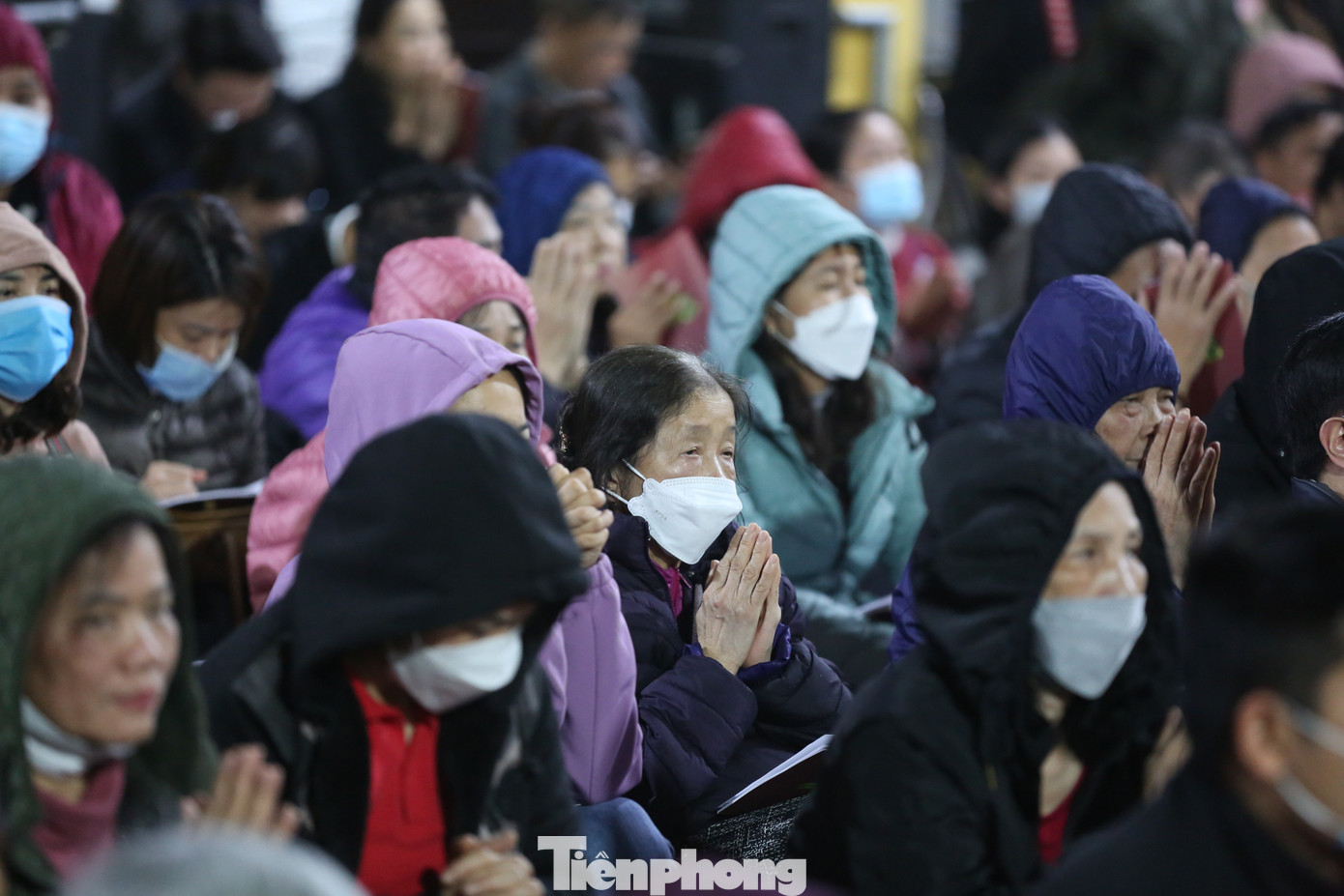 Từ người trẻ tới người già đều kính cẩn chắp tay hành lễ theo tiếng tụng kinh gõ mõ của sư thầy.