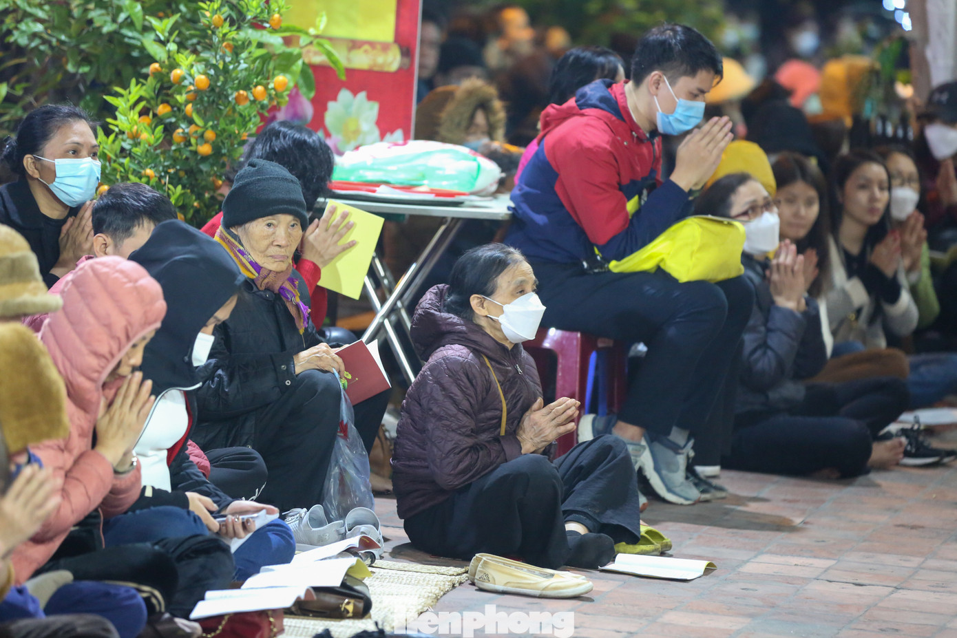 Cả bên trong và bên ngoài sân chùa chật kín phật tử và du khách chờ làm lễ, chủ yếu là phụ nữ. Sau khi kết thúc lễ khóa sao La Hầu, nhà chùa đã tổ chức phát lộc cho phật tử và nhân dân tới dự lễ.