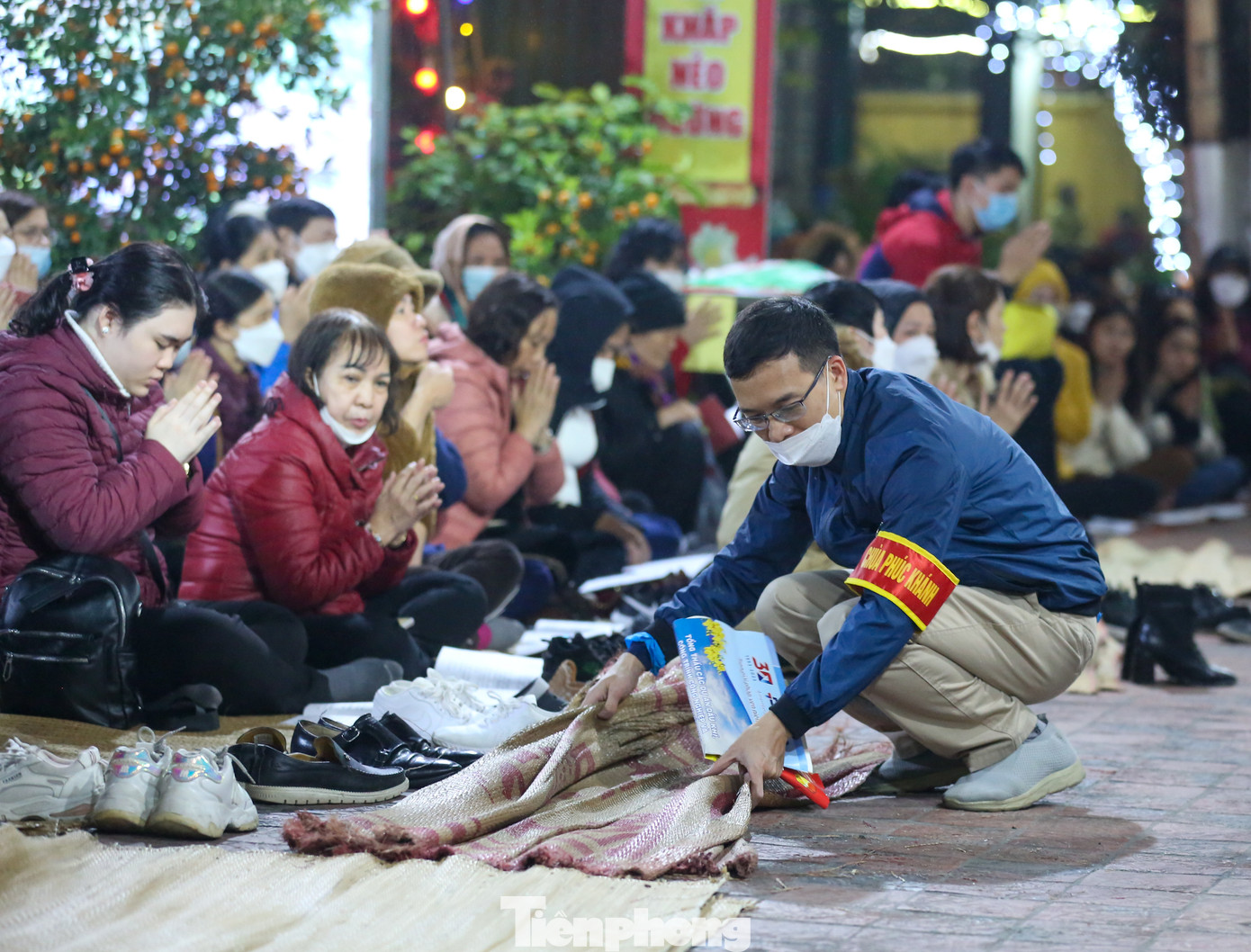 Khu vực chỗ ngồi bên trong khuôn viên chùa được chuẩn bị chu đáo, phần lớn diện tích mặt sân được trải chiếu để người dân tham dự lễ có chỗ ngồi.