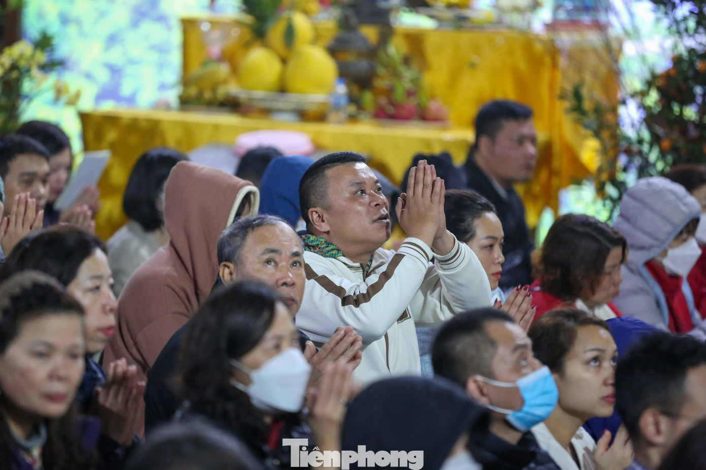 Bên trong khuôn viên chùa du khách cũng như các phật tử đều được hướng dẫn ngồi theo hàng để đảm bảo trật tự tại khu vực làm lễ.