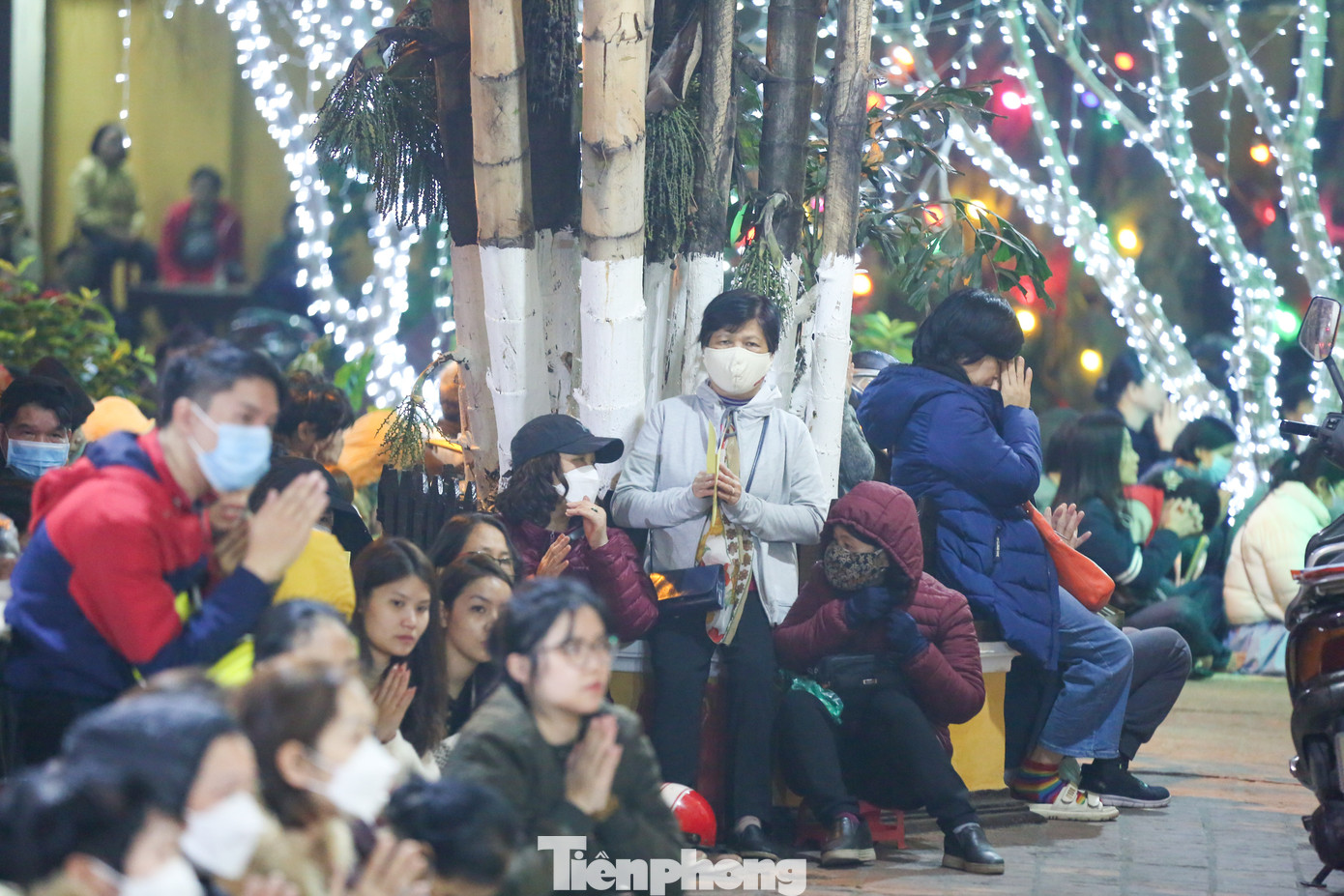 Trong khuôn viên của Tổ đình đã chật kín, không còn chỗ trống. Gốc cây, lối đi đều được trưng dụng để làm chỗ ngồi.