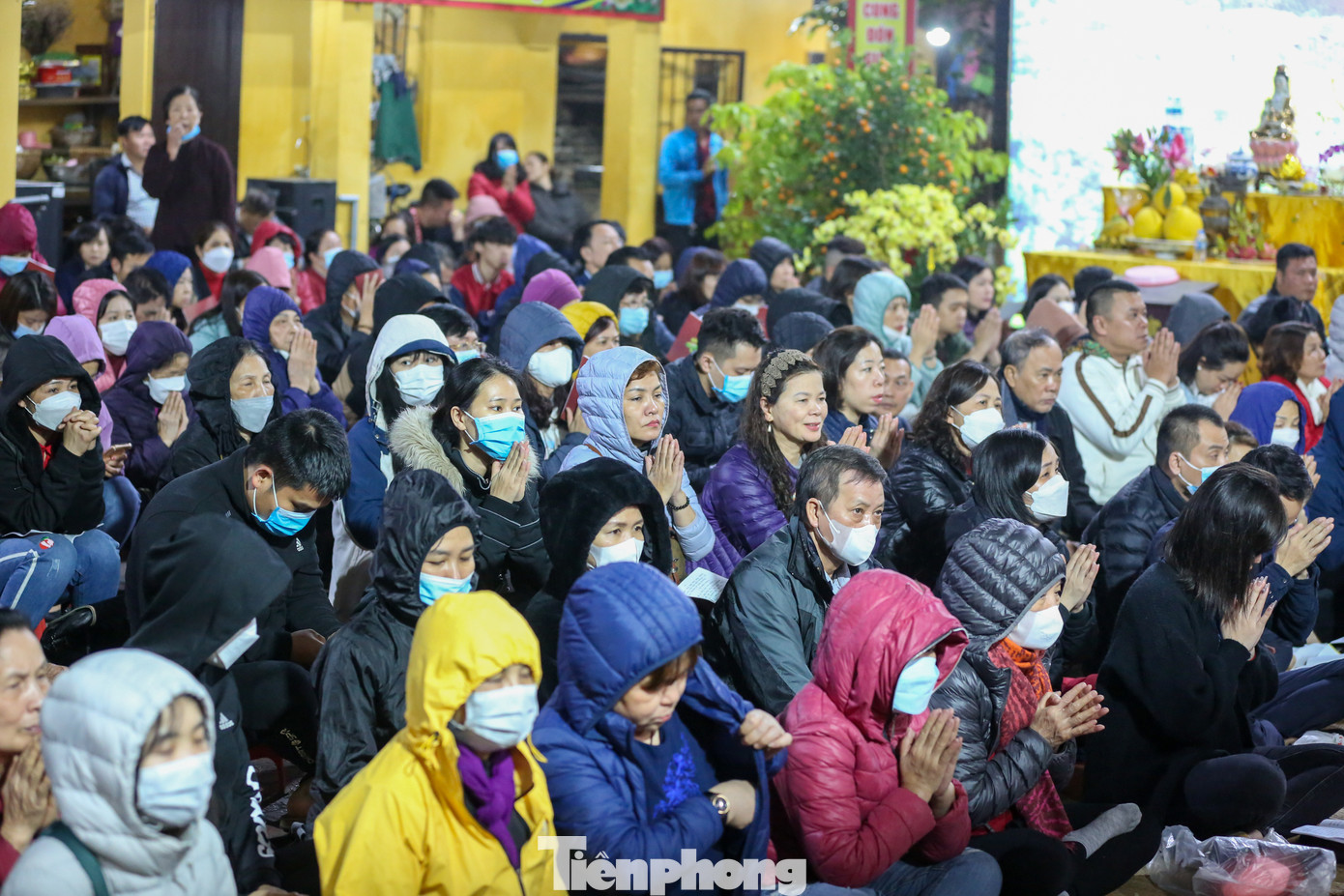 Dưới tiết trời lạnh ngoài trời khoảng 18 độ C, hàng trăm phật tử và du khách thành tâm chắp tay hành lễ.