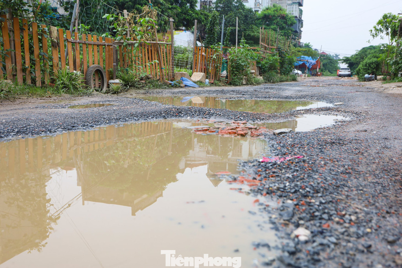 Người dân ở đây cho biết, con đường đã xuống cấp khá lâu nhưng chưa được tu sửa, nâng cấp, dù người dân đã nhiều lần kiến nghị.