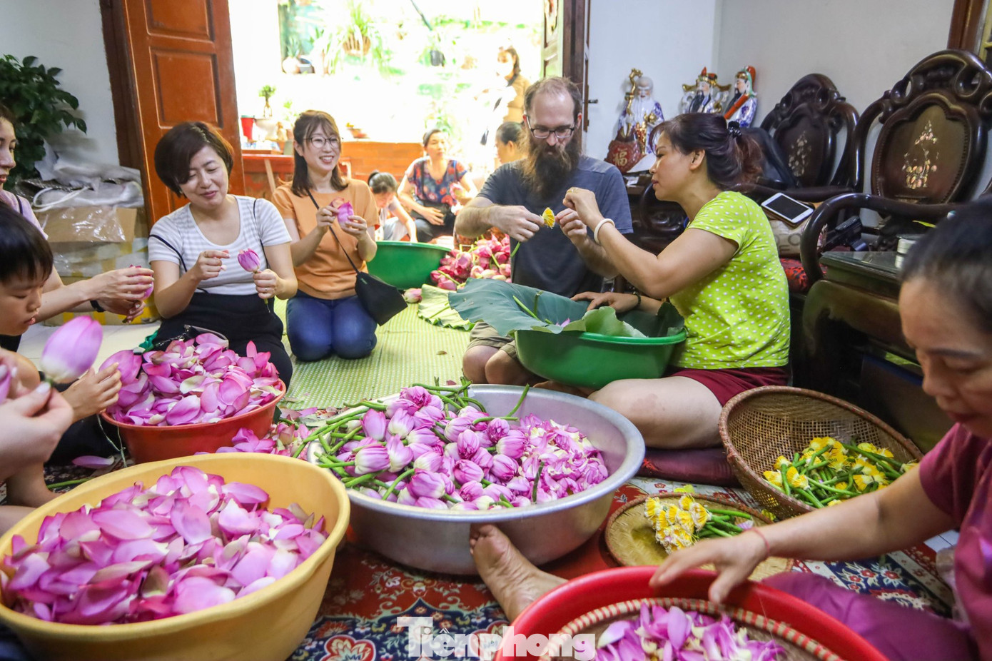 Không phải ngẫu nhiên, trà sen Hồ Tây lại được ví như “đệ nhất trà” ở Việt Nam. Những ngày cuối tuần, rất nhiều du khách trong và ngoài nước đã tìm đến để được trải nghiệm các công đoạn ướp trà.