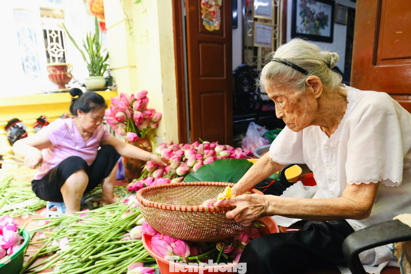 Cụ Nguyễn Thị Dần (100 tuổi) sống tại số nhà 33 phố Tô Ngọc Vân (quận Tây Hồ, Hà Nội) với hơn 7 thập kỷ gắn bó với công việc ướp trà đang hướng dẫn các con cháu tiếp nối nghề truyền thống của gia đình.