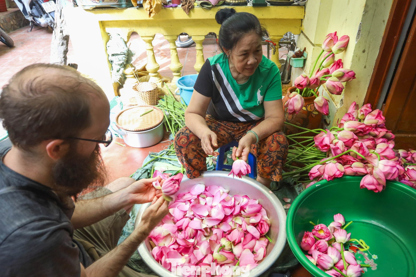 Anh Seth Griffin, du khách đến từ Mỹ lần đầu được trải nghiệm tự tay ướp trà sen chia sẻ: "Tôi thấy việc ướp trà rất khó, đòi hỏi rất nhiều kỹ năng và sự tỉ mỉ. Tôi có nghe về trà sen rồi nhưng riêng ở Việt Nam thì tôi thấy cách làm vô cùng đặc biệt mà chưa ở nơi nào có được, đó chính là lý do tôi muốn đến Việt Nam để tìm hiểu về nghệ thuật ướp trà sen này".