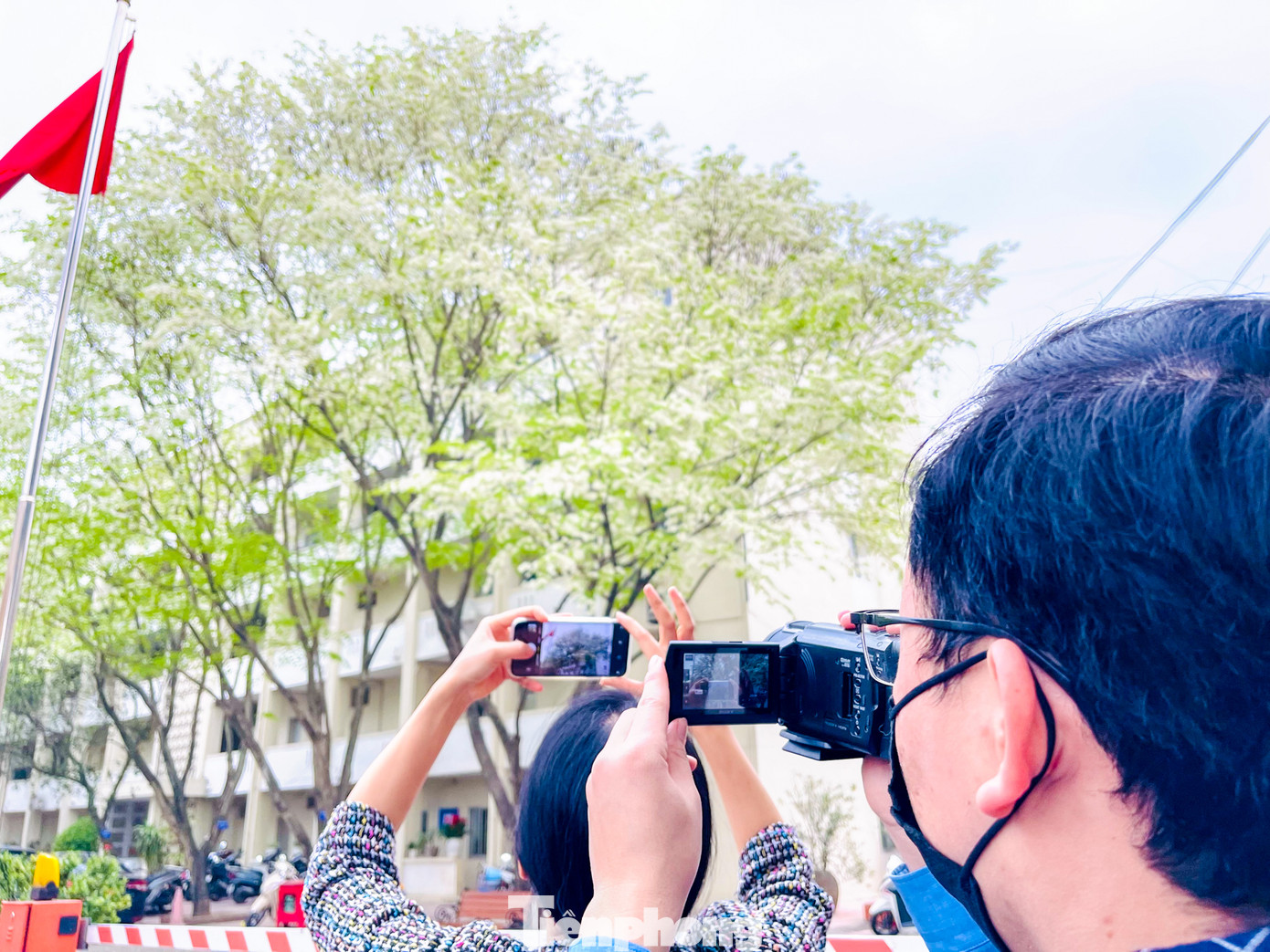 Nhiều bạn trẻ mải mê chụp ảnh, lưu lại những khoảnh khắc đáng nhớ.