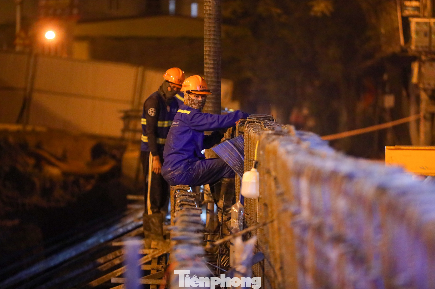 Ông Nguyễn Tuấn Anh - chỉ huy trưởng gói thầu 40 Công ty CP tập đoàn Thuận An cho biết: "Đây là dự án giao thông trọng điểm, ban ngày lượng phương tiện qua đây đông đúc nên nhà thầu tập trung thi công các hạng mục chính vào ban đêm như đào đất, đổ bê tông. Dự kiến từ tháng 3 sẽ huy động hàng trăm công nhân đến để tổ chức 5 mũi thi công, sớm đưa dự án về đích".