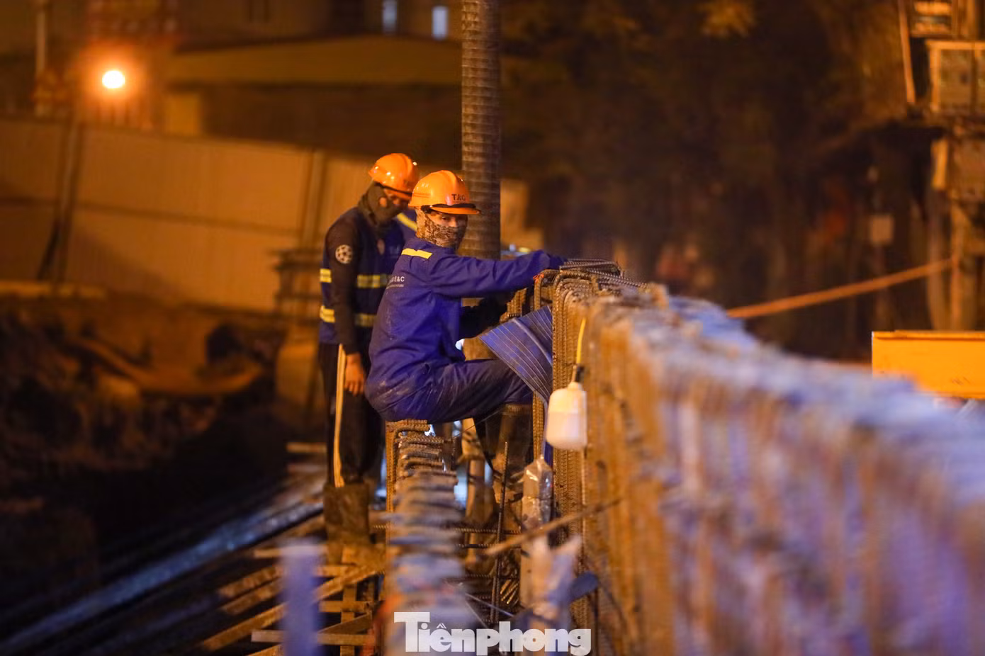 Ông Nguyễn Tuấn Anh - chỉ huy trưởng gói thầu 40 Công ty CP tập đoàn Thuận An cho biết: "Đây là dự án giao thông trọng điểm, ban ngày lượng phương tiện qua đây đông đúc nên nhà thầu tập trung thi công các hạng mục chính vào ban đêm như đào đất, đổ bê tông. Dự kiến từ tháng 3 sẽ huy động hàng trăm công nhân đến để tổ chức 5 mũi thi công, sớm đưa dự án về đích".
