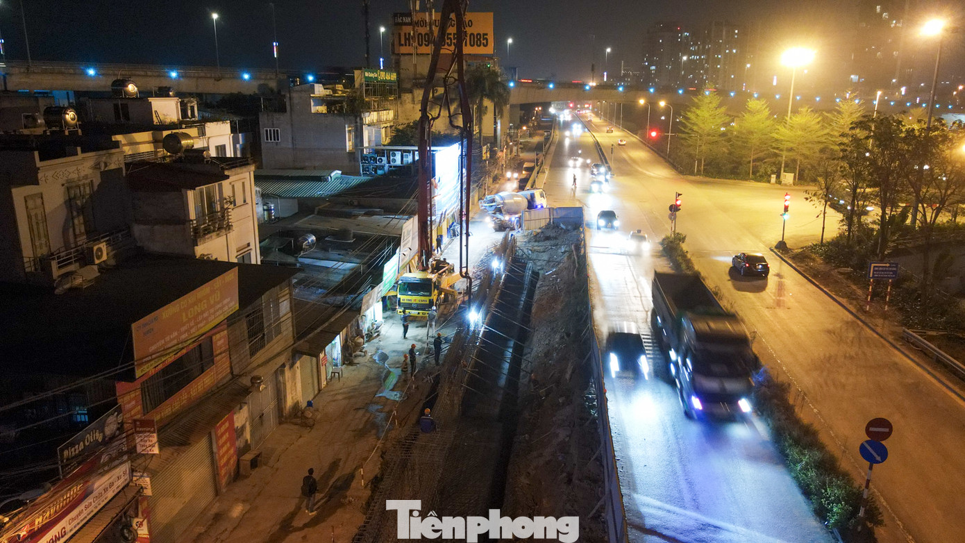 Toàn cảnh vào ban đêm tại công trường nút giao thông Âu Cơ - Xuân Diệu - Nghi Tàm đang trong quá trình thi công.
