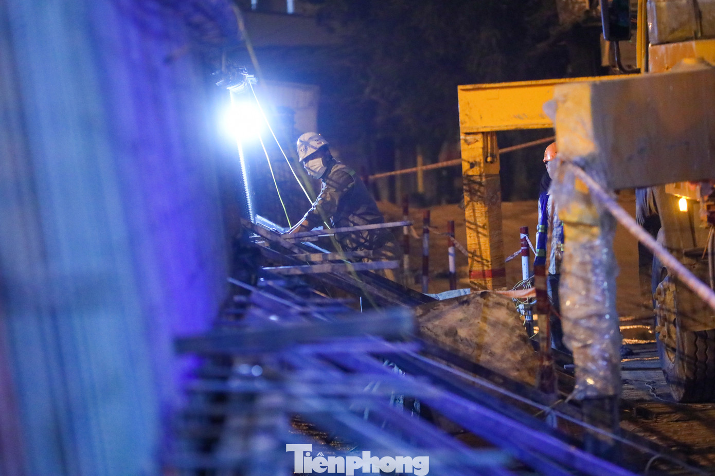 Ghi nhận của PV báo Tiền Phong vào tối 23/2, hàng chục công nhân chia làm 2 mũi thi công xuyên đêm để đẩy nhanh tiến độ của dự án.