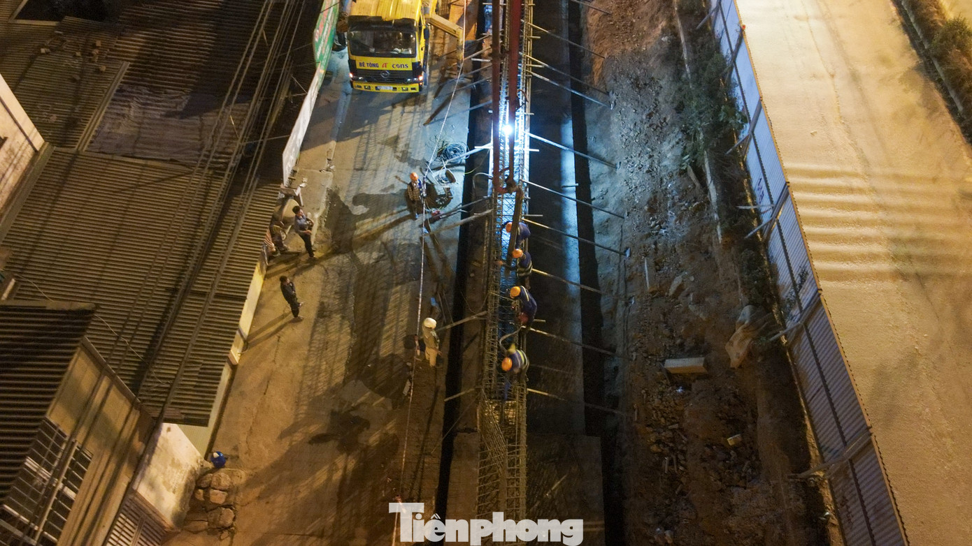 Hiện tại các nhà thầu đang tổ chức thi công hạng mục tường chắn đê bê tông cốt thép, phấn đấu xong trước ngày 15/6/2023 (trước mùa nước lũ).