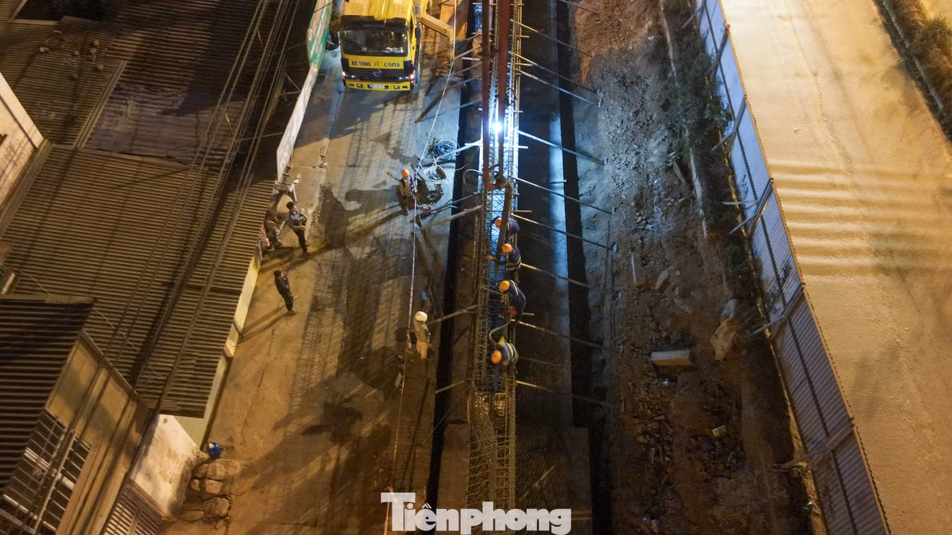 Hiện tại các nhà thầu đang tổ chức thi công hạng mục tường chắn đê bê tông cốt thép, phấn đấu xong trước ngày 15/6/2023 (trước mùa nước lũ).