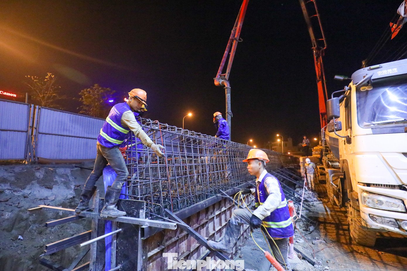 Đoạn 1 từ khách sạn Thắng Lợi đến lối vào đường Xuân Diệu, đoạn 2 từ lối vào đường Xuân Diệu đến ngõ 123 Âu Cơ và đoạn 3 từ ngõ 123 Âu Cơ đến nút giao Lạc Long Quân và đoạn 4 từ nút giao Lạc Long Quân đến nút giao cầu Nhật Tân.