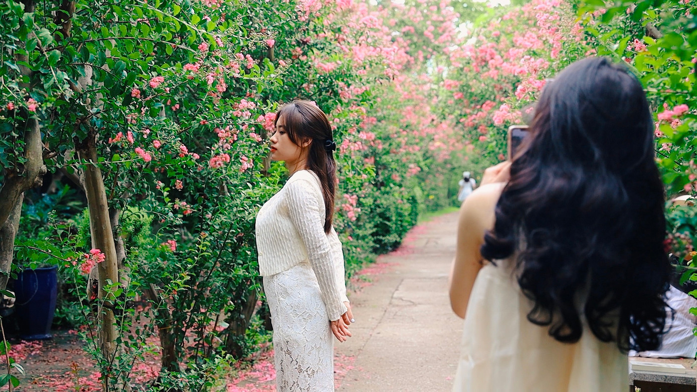 Những ngày cuối tuần, công viên thu hút rất nhiều bạn trẻ đến chụp hình lưu giữ những khoảnh khắc đẹp nhất.