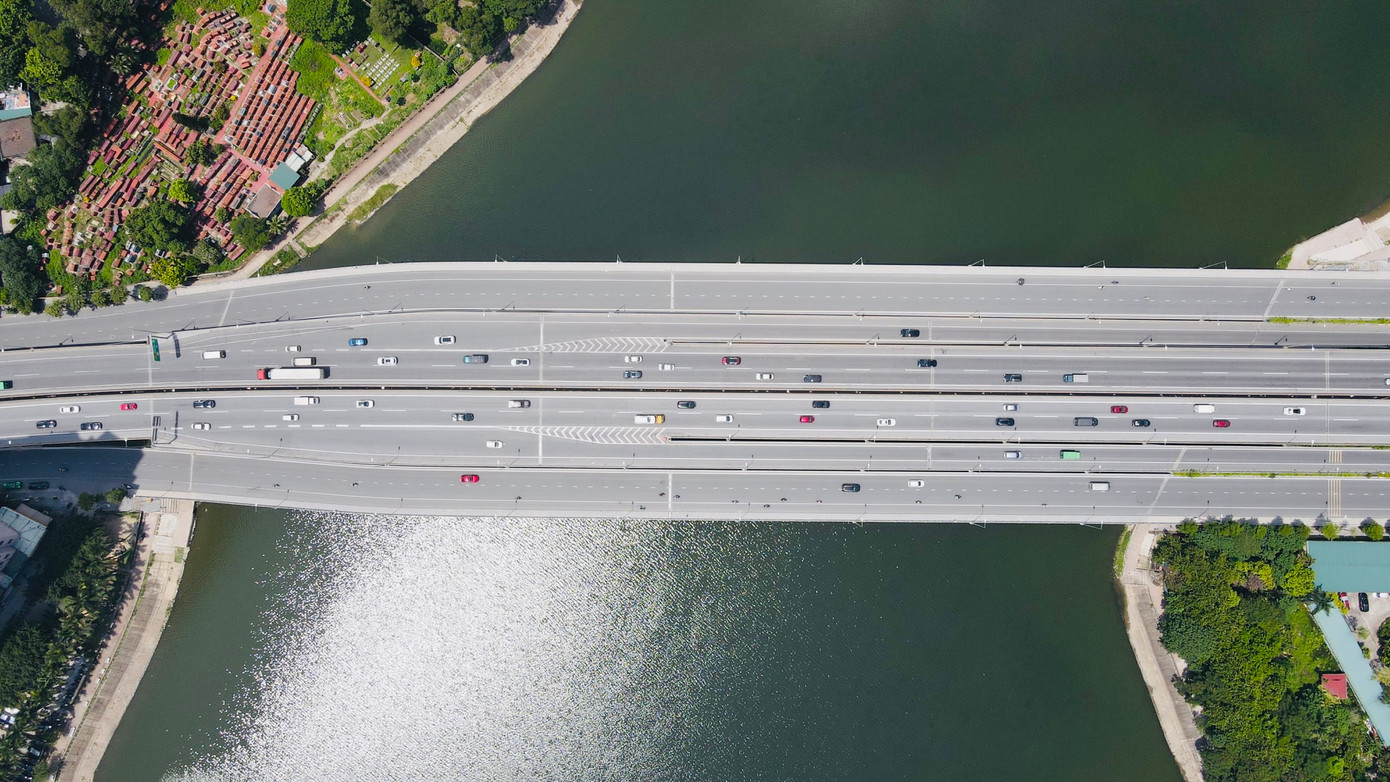 Do đó, việc xây dựng cây cầu vòm sắt này là cần thiết, để "đi trước đón đầu", phục vụ nhu cầu đi lại của người dân trong tương lai.