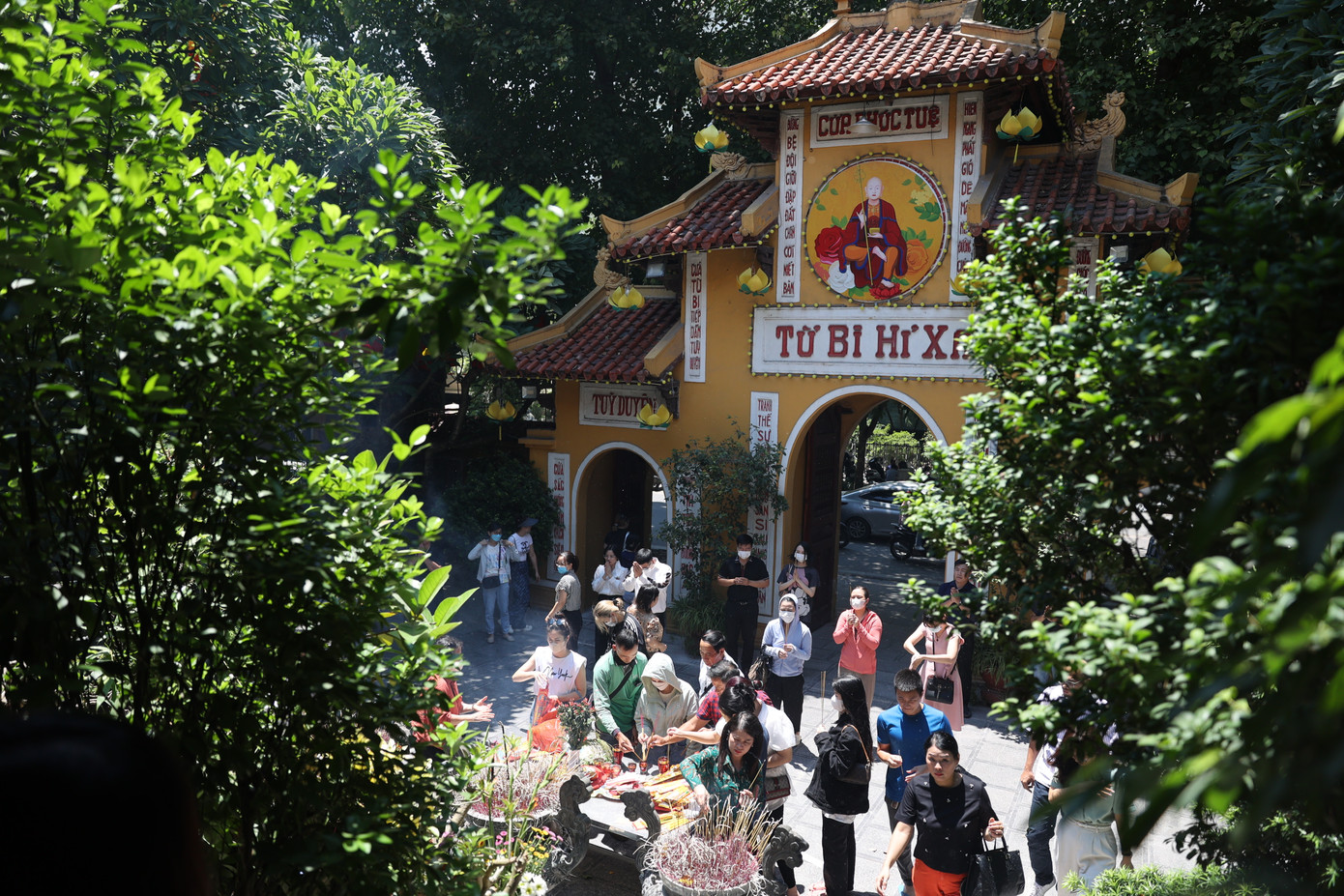 Ngày rằm tháng 7, chùa Quán Sứ chật kín người dân đến dâng hương cầu bình an, hạnh phúc và thể hiện lòng thành kính, biết ơn đấng sinh thành.