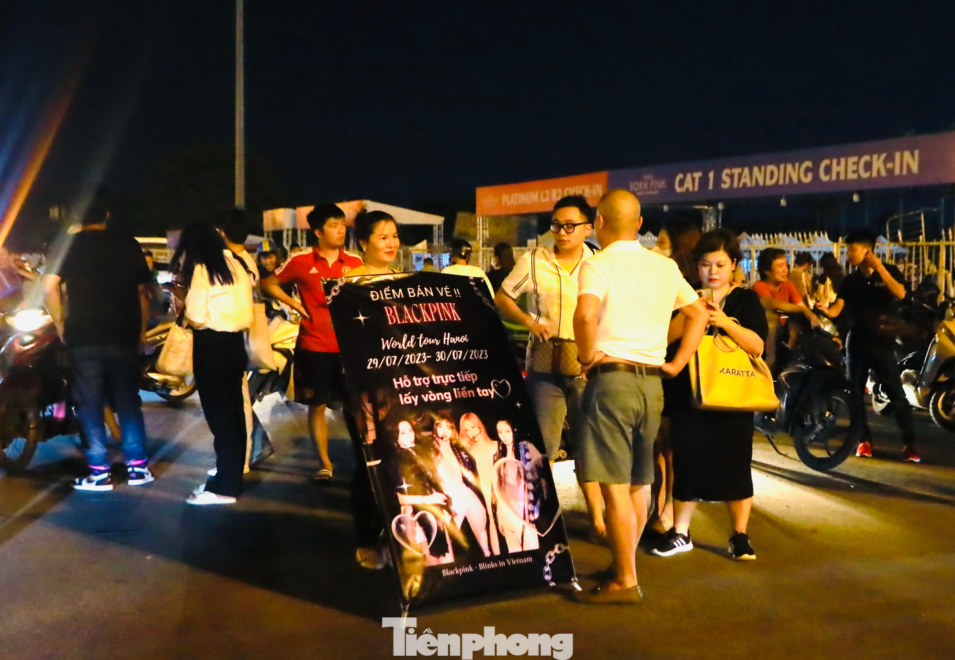 Cùng với việc đổi từ vé điện tử sang vòng tay để tham gia 2 đêm diễn concert, ghi nhận vào tối ngày 26/7 tại SVĐ Mỹ Đình, khá đông người đã giao bán chuyển nhượng lại vé thấp hơn giá gốc khá nhiều.