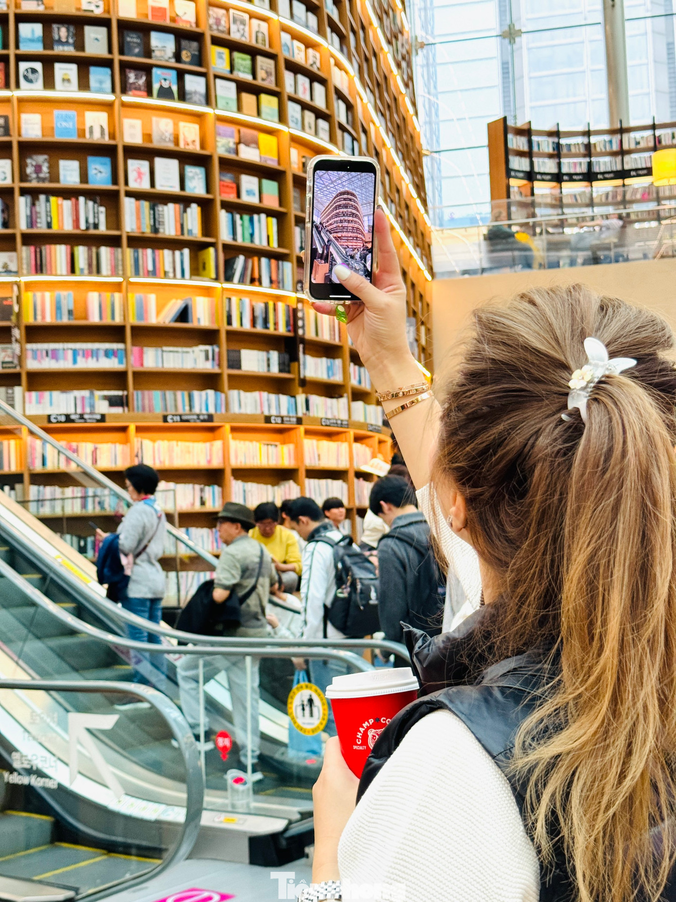 Trong số đó, cột sách tại vị trí trung tâm luôn thu hút nhiều các bạn trẻ nhất. Điểm đặc biệt các cột sách đó luôn được trang trí theo chủ đề, mỗi dịp lễ tết đều có các bức tranh khác nhau. Bên dưới bậc thang là nơi du khách đọc sách, tạp chí…