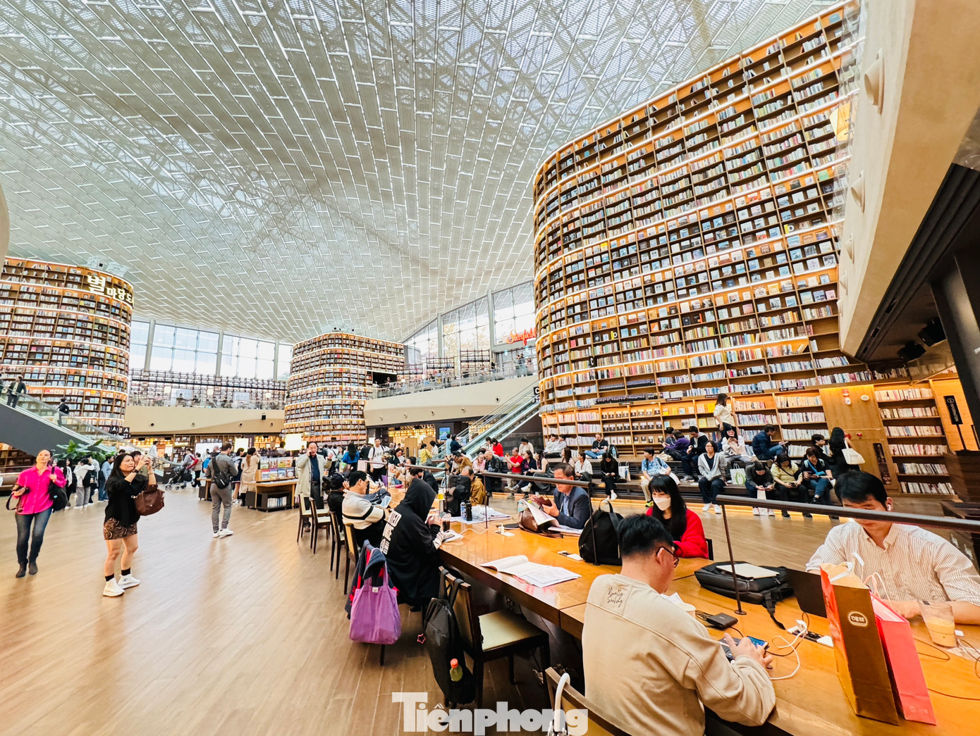 Thư viện thật sự là một điểm dừng chân tuyệt vời cho những người yêu sách. Nhiều bạn trẻ sau khi đi mua sắm tại trung tâm thương mại cũng tìm đến đây như một nơi để nghỉ ngơi, thư giãn.
