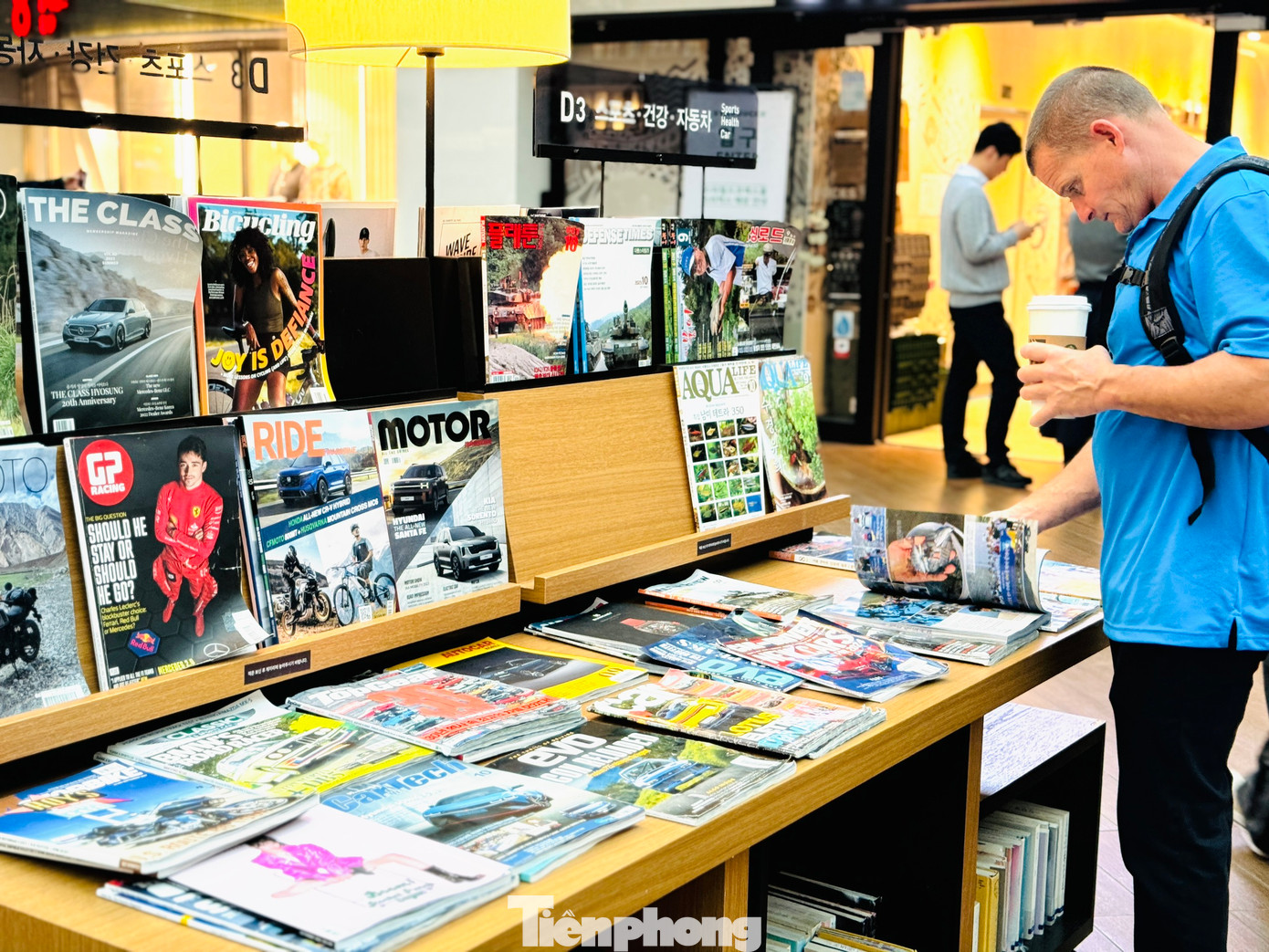 Thư viện mở cửa cho tất cả mọi người và hoàn toàn miễn phí. Du khách có thể ngồi đọc sách thoải mái không giới hạn thời gian khi tới đây.