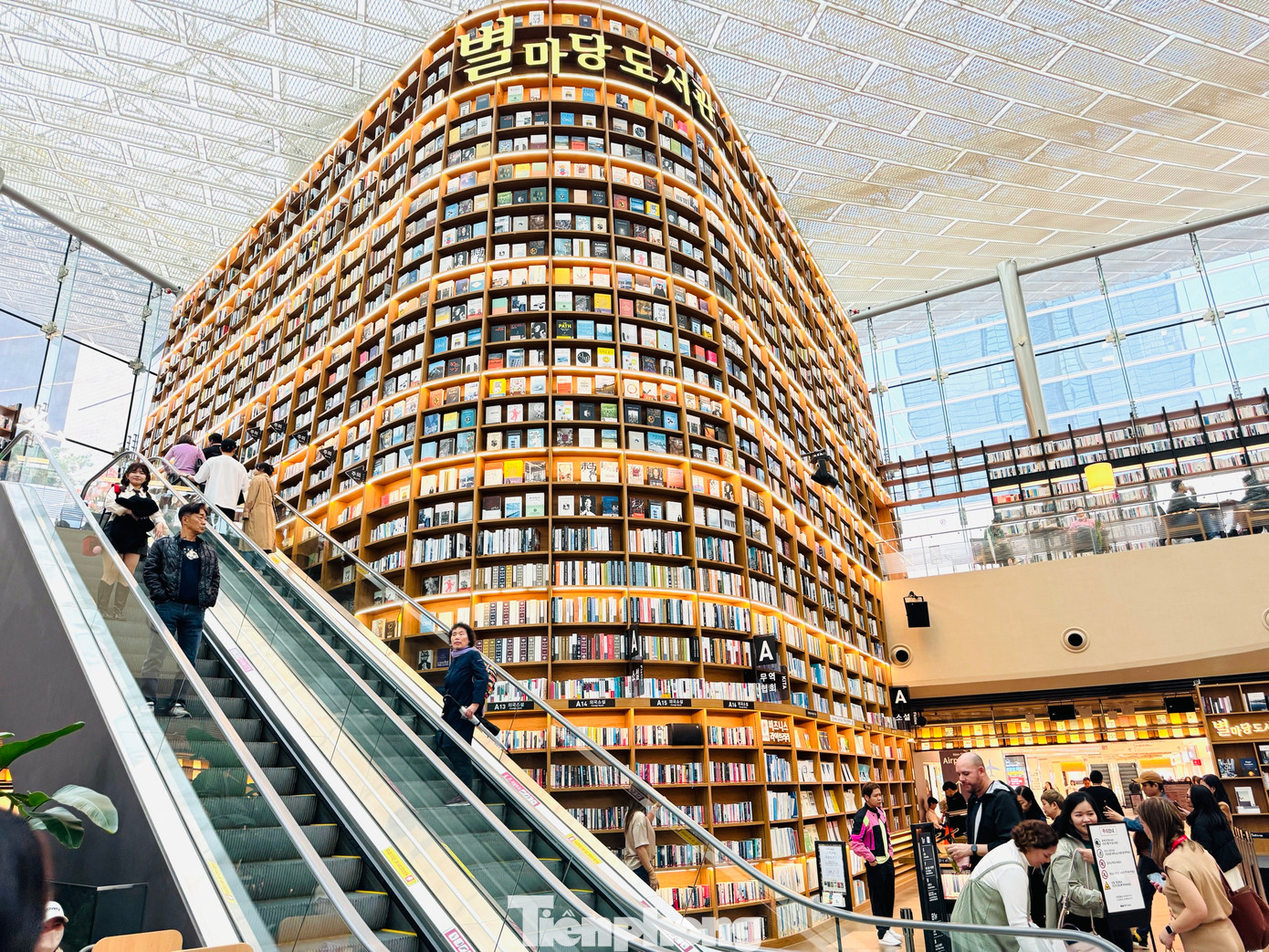 Du khách khi đến đây sẽ bị choáng ngợp bởi ba kệ sách khổng lồ với chiều cao lên đến 13 m, được trang trí đẹp mắt, hoành tráng với hàng nghìn đầu sách.